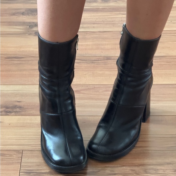 Leather angle boots - Picture 3 of 3